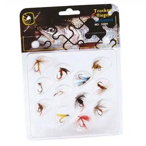 Un paquete de plástico contiene varias moscas de pesca, cada una en su propio compartimento, etiquetadas en la parte superior con una imagen de pez parcialmente visible y el texto "Trockenfliegen Sortiment NO. 3004" junto con el logotipo "WDX 3004" en la esquina superior izquierda. Este versátil Kit Moscas FALCON CLAW - WDX 3004 12u es perfecto para cualquier entusiasta de la pesca con mosca.