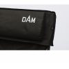 La silla plegable para acampar Dam Iconic, producto n.° 66561, tiene un respaldo negro con la palabra "DAM" bordada. La tela parece duradera y el diseño elegante garantiza que esta pieza se destaque.