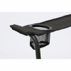 Primer plano del apoyabrazos de la Silla Camping Plegable Dam Iconic #66561, una silla de camping plegable de color negro, que incluye un portavasos de malla y está sostenida por un resistente armazón de metal. El fondo es blanco liso.