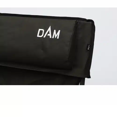 La silla plegable para acampar Dam Iconic, producto n.° 66561, tiene un respaldo negro con la palabra "DAM" bordada. La tela parece duradera y el diseño elegante garantiza que esta pieza se destaque.