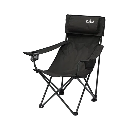 La Silla Camping Plegable Dam Iconic #66561 es una silla de camping plegable negra equipada con apoyabrazos, un reposacabezas acolchado y un portavasos en el apoyabrazos derecho. La parte superior del respaldo tiene la palabra "DAM" impresa en letras blancas. Esta silla también cuenta con un armazón liviano y plegable para facilitar su transporte.