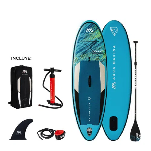 Imagen de un set de Stand Up Paddle Vibrant 2022 de Aqua Marina. El set incluye una tabla de remo inflable azul y negra, un remo, una bomba, una mochila, una aleta y una correa roja enrollada. El texto adicional sobre la mochila dice "INCLUYE".