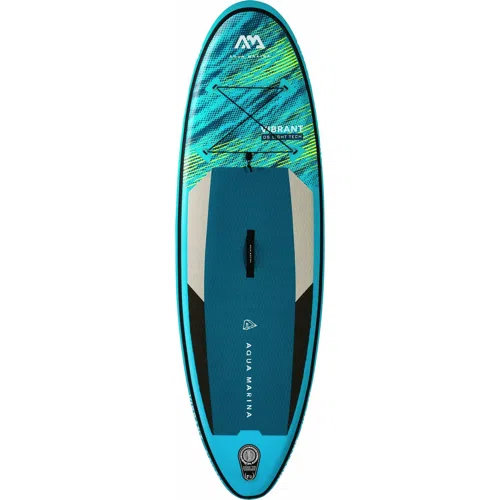 Una tabla de surf de remo inflable Aqua Marina Vibrant 2022 de colores brillantes con un diseño azul y verde intenso en la superficie superior. La tabla cuenta con una almohadilla de agarre grande y texturizada en el centro y cuerdas elásticas en la parte delantera. Las palabras "Aqua Marina" y "Vibrant" son visibles en la superficie.