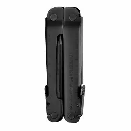 La herramienta multifunción Leatherman Super Tool 300 EOD 831368 se mantiene en posición vertical cuando está cerrada y presenta un diseño compacto con bisagras y tornillos visibles. Tiene una apariencia elegante y resistente con el nombre de la marca sutilmente grabado en el costado.