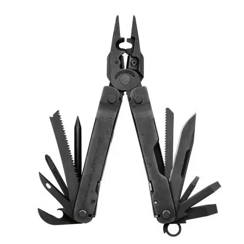 Se muestra una herramienta multifunción Leatherman Super Tool 300 EOD 831368 negra sobre un fondo blanco. Incluye varias herramientas, como alicates, cuchillos, una sierra, un abrelatas, tijeras y destornilladores, todos extendidos hacia afuera.