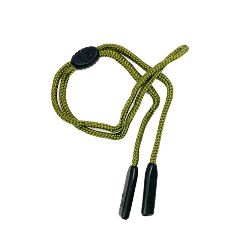La Correa Lentes Cordón Uki Verde es un cordón elástico de color verde oliva con extremos de plástico negro y un cierre ajustable, diseñado como un bucle circular.