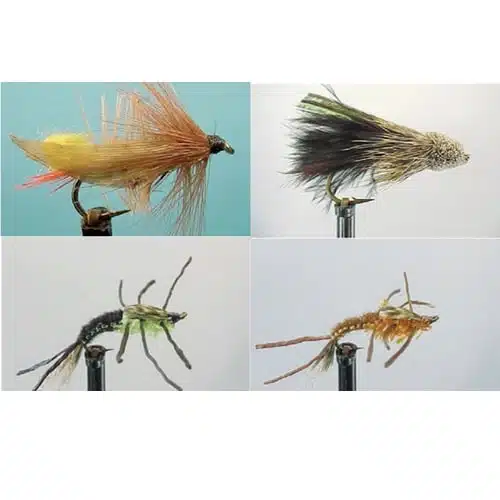 Se muestran cuatro moscas de pesca de la colección Kit Moscas Dragon Mixed Flies ZATH005 sobre fondos lisos. La mosca superior izquierda presenta plumas de color canela y naranja claro, mientras que la mosca superior derecha es más oscura y tiene un material más tupido. La mosca inferior izquierda es negra con detalles verdes y patas largas, mientras que la mosca inferior derecha es marrón con patas alargadas.