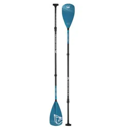 En la imagen se muestran dos remos 'Remo Stand Up Paddle Carbono y Fibra de Vidrio Guide Aqua Marina' de color azul y negro, cada uno de ellos equipado con un mango ajustable y una pala adornada con un logotipo geométrico blanco. Los remos, fabricados en Fibra de Vidrio, se muestran uno al lado del otro, uno mirando hacia delante y el otro dejando al descubierto la parte posterior.