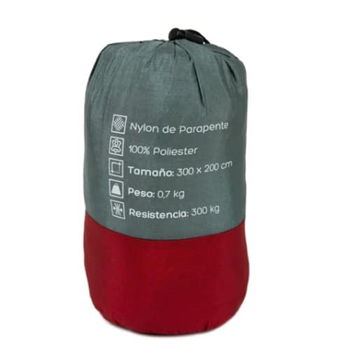 La bolsa de almacenamiento de la Hamaca Doble Rojo Kano, con un diseño vibrante en rojo y gris, está hecha de nailon de parapente duradero, con una composición de 100% poliéster. Mide 300 x 200 cm, pesa solo 0,7 kg y soporta hasta 300 kg de peso, lo que la hace perfecta para tus aventuras en Kano.