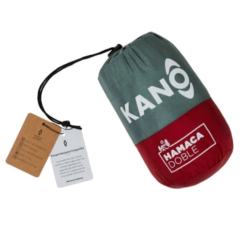 La hamaca doble roja Kano se entrega en una bolsa cilíndrica con cordón negro. Esta hamaca doble gris y roja viene con dos etiquetas que probablemente contienen detalles y especificaciones del producto.