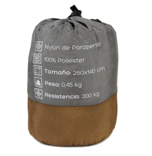 La Hamaca Single Kaki Kano es una bolsa de tela gris y marrón, etiquetada en español, que contiene una hamaca hecha de nailon para parapente. Este modelo está elaborado en 100% poliéster, tiene unas dimensiones de 260x140 cm, pesa 0,45 kg y puede soportar hasta 200 kg.