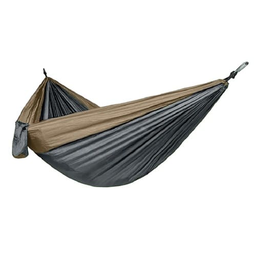 La hamaca individual Kaki Kano es una hamaca de camping ligera de dos tonos que presenta una tela marrón y caqui, estirada y suspendida por dos cuerdas negras en sus extremos. Esta hamaca individual cuenta con un diseño compacto y aerodinámico, perfecto para uso al aire libre.