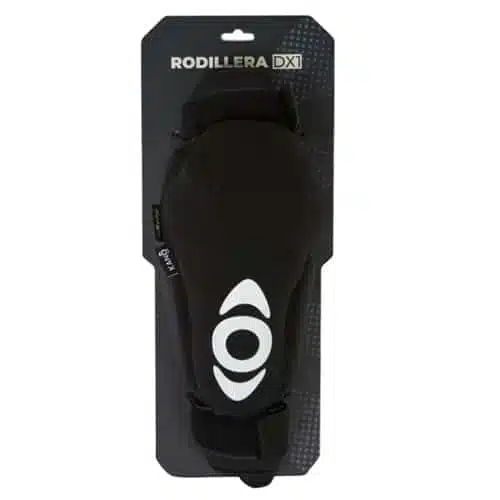 Rodillera negra con protección acolchada, etiquetada como "RODILLERA DX1" en la parte superior del paquete. La rodillera presenta un logotipo circular con tres líneas blancas curvas y se adapta perfectamente a las Rodilleras DX1 de calidad de Kano para brindar un soporte óptimo.