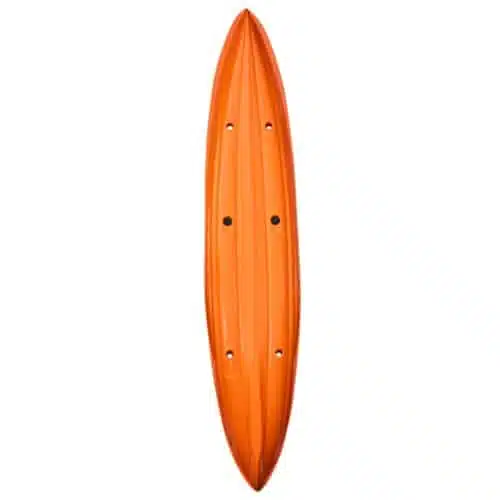 Vista aérea del Kayak Scupper 12 Swell, una embarcación de color naranja diseñada para navegar entre olas y que cuenta con múltiples orificios para las aletas. Tiene un diseño elegante y puntiagudo con una superficie texturizada.