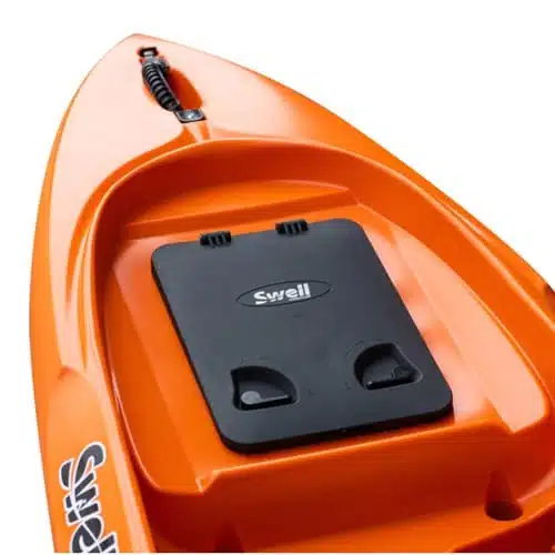 Primer plano del compartimento de almacenamiento del Kayak Scupper 12 Swell con una tapa de escotilla negra. Esta embarcación, que cuenta con un práctico asa en la proa y parte de su logotipo visible en el lateral, está diseñada con precisión con orificios de drenaje eficientes para un drenaje de agua superior.