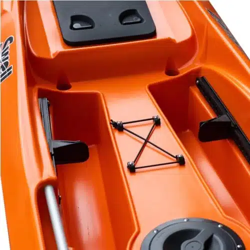 Primer plano del interior del Kayak Scupper 12 Swell, que muestra los compartimentos de almacenamiento. El kayak incluye correas negras en el centro, una escotilla circular negra y orificios de drenaje equipados con rieles montados para accesorios adicionales.