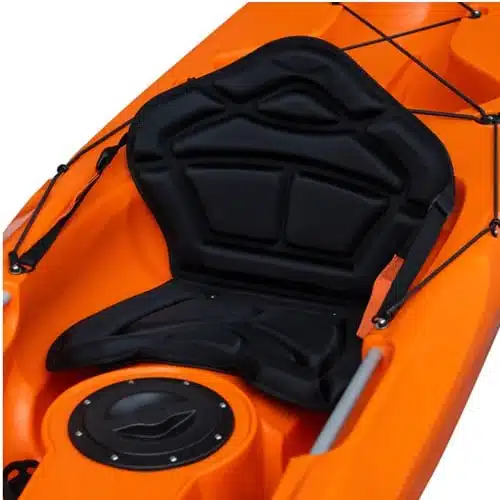 Primer plano de un asiento de color naranja intenso en el Kayak Scupper 12 Swell, que cuenta con un respaldo y un asiento acolchados de color negro. Incluye cuerdas elásticas negras y una trampilla de almacenamiento ubicada frente al asiento.
