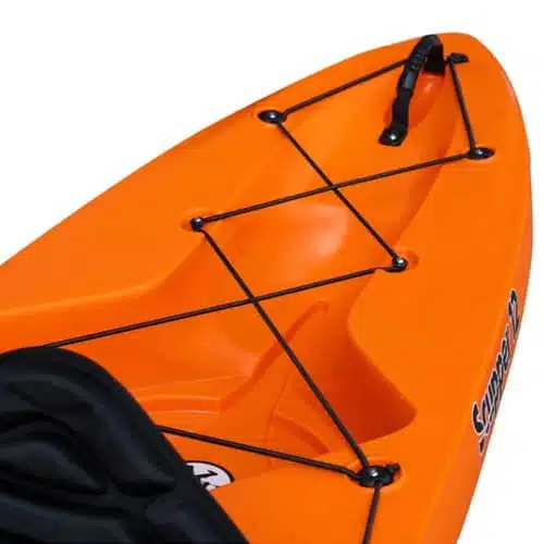 Primer plano de la sección delantera del Kayak Scupper 12 Swell, que muestra su tono naranja brillante con una red elástica negra y un asa superior. El diseño elegante incluye imbornales ubicados estratégicamente, que resaltan su color vibrante y sus características prácticas para actividades acuáticas al aire libre.