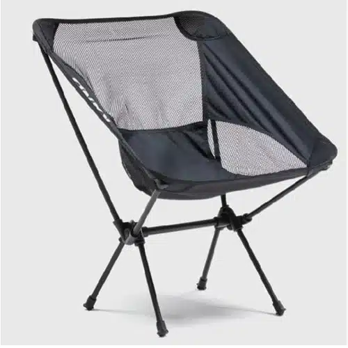 Presentamos la Silla Camping Kano: una silla de camping ligera y portátil con un asiento de malla negra y un marco de aluminio duradero. Diseñada para ofrecer la máxima comodidad y estabilidad con su diseño tipo eslinga, esta silla también ofrece patas compactas y plegables para transportarla y guardarla sin esfuerzo.