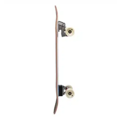 Vista lateral del Surfskate Mundaka 32" 2022 YOW, en la que se destacan sus ruedas, ejes y tabla. La tabla presenta un acabado de madera natural con el elegante diseño Mundaka en la parte inferior, mientras que las ruedas son blancas. La imagen acentúa el perfil delgado y los detalles de construcción de esta tabla YOW.