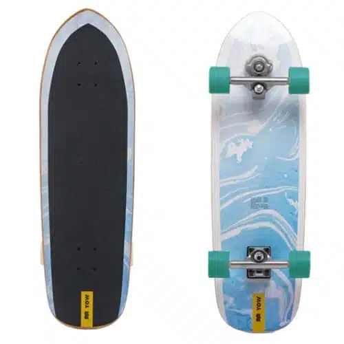 El Surfskate Mundaka 32" 2022 YOW se muestra desde dos ángulos: la vista superior y la vista inferior. La parte superior presenta una cinta de agarre negra con un logotipo amarillo cerca de la cola. La parte inferior muestra un diseño jaspeado azul y blanco, complementado con ruedas azules y ejes plateados, que representan el estilo distintivo de YOW.