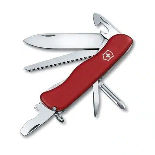 Presentamos la Cortapluma Victorinox Trailmaster Rojo 0.8463, una navaja suiza versátil que cuenta con un mango rojo vibrante y una variedad de herramientas extendidas, que incluyen una hoja de cuchillo, una sierra, un abrelatas, un abridor de botellas y un destornillador Phillips. El mango está adornado con un emblema de cruz blanca e incluye un pequeño llavero. Perfecta para cualquier aventura con Trailmaster.
