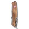Presentamos la Cortapluma Victorinox Ranger Wood 55 0.9561.63, una navaja de bolsillo de alta gama con un elegante mango de madera. Presenta un sacacorchos visible y el icónico emblema rojo con una cruz blanca, combinando a la perfección artesanía y funcionalidad.