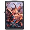 Presentamos el Encendedor Zippo Anne Stokes, que muestra una obra de arte de un dragón feroz que exhala fuego, con dragones más pequeños que se elevan por un cielo en llamas. Las rocas y las llamas amplifican la escena dramática.