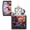 Un encendedor Zippo Anne Stokes que muestra un diseño de dragón de fantasía, con la tapa abierta y una llama encendida. La obra de arte muestra dragones tanto volando como posados sobre rocas en medio de efectos de fuego, capturando hermosamente el encanto encantador de las criaturas míticas.