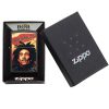 El encendedor Zippo Bob Marley es un encendedor negro adornado con una ilustración sonriente de Bob Marley y su nombre en el frente. Viene en una caja negra abierta, que muestra de manera destacada el logotipo clásico de Zippo.