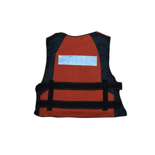 Chaleco salvavidas Pelikan en color naranja intenso y negro, con franjas reflectantes y dos correas negras ajustables. Diseñado para la seguridad y la flotabilidad, es ideal para actividades acuáticas. El chaleco salvavidas se presenta plano sobre un fondo blanco.