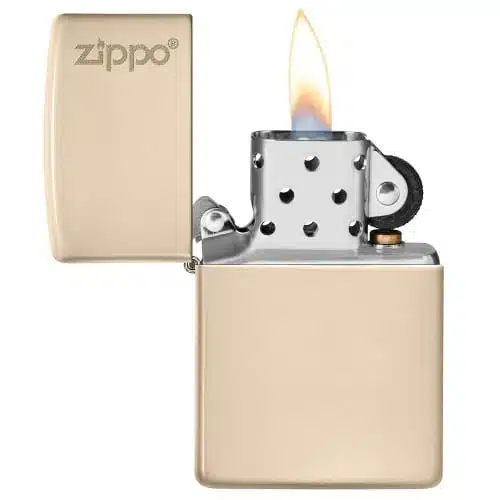 El Encendedor Zippo Classic Flat Sand Logo en color dorado está abierto, dejando ver su llama.