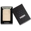 Un encendedor Zippo Classic Flat Sand Logo dorado se presenta en una caja negra abierta que tiene la leyenda "Made in USA" en la tapa, con los icónicos logotipos de Zippo adornando tanto la caja como el encendedor.
