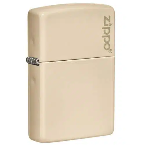 Encendedor Zippo Classic Flat Sand Logo beige con un diseño elegante y suave. La palabra "Zippo" está impresa en la esquina superior derecha. La tapa está cerrada y la bisagra es visible en el lado izquierdo, lo que encarna la esencia clásica de este modelo.