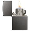 El encendedor Zippo Classic Gray se presenta abierto, mostrando una pequeña llama. Su superficie metálica tiene un acabado gris texturizado y el cuerpo oscuro del encendedor incluye un parabrisas perforado alrededor de la llama, lo que representa un estilo y una confiabilidad atemporales.