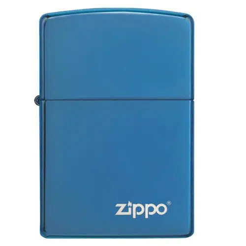 Encendedor Zippo Classic High Polish Blue Logo con un diseño simple y rectangular. El frente muestra el icónico logotipo en blanco cerca de la parte inferior. Su acabado suave y la parte superior ligeramente curvada contribuyen a la elegancia de este accesorio atemporal.