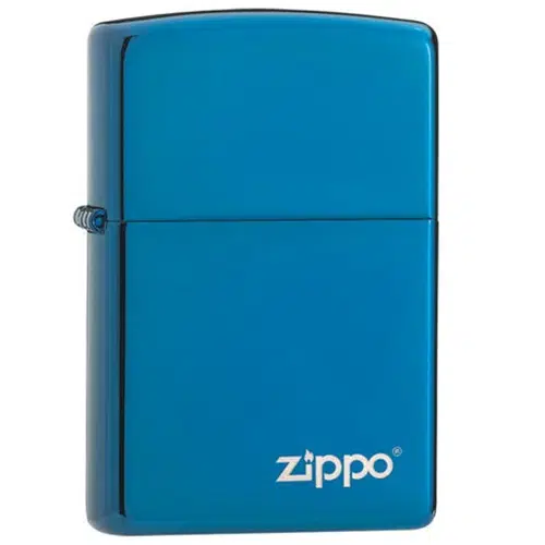 Presentamos el encendedor Zippo Classic High Polish Blue Logo, un encendedor con un acabado elegante y pulido. El icónico logotipo de Zippo se muestra elegantemente en blanco en la esquina inferior derecha de su cuerpo. Esta pieza clásica presenta bordes redondeados y una superficie suave que refleja la luz de manera hermosa en su exterior brillante.