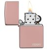 Se muestra un encendedor Zippo Bright Buddha Design rosa abierto con una llama encendida sobre un fondo blanco. La carcasa de metal brillante presenta el diseño Bright Buddha y la parte superior se abre para revelar la mecha y la rueda de encendido del encendedor.