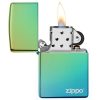 El encendedor Zippo Bright Buddha Design de color degradado abierto muestra una llama naranja y azul. El cuerpo pasa del verde al amarillo, complementado por un inserto de metal plateado y una rueda negra. El logotipo icónico es visible de manera destacada en la esquina inferior derecha.