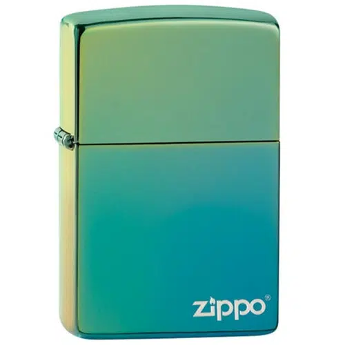 Un brillante encendedor Zippo metálico con un degradado de tonos azules y amarillos que muestra el diseño de Bright Buddha. Este encendedor rectangular viene con una tapa abatible y muestra de manera prominente el logotipo "Zippo" en blanco en la esquina inferior derecha, fusionando a la perfección la elegancia con la inspiración espiritual.