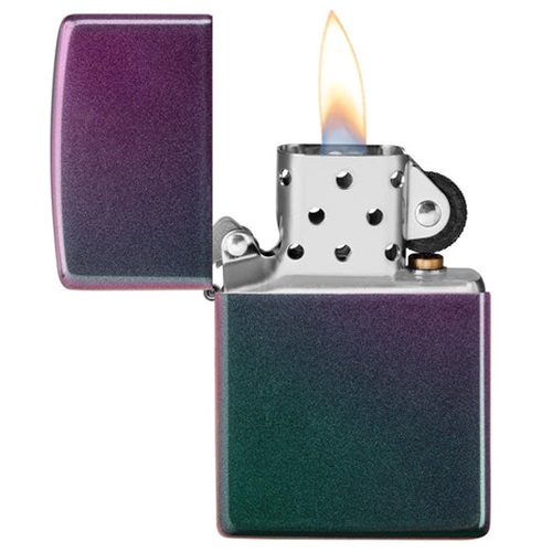 Un encendedor metálico abierto con un degradado de colores, que presenta el diseño de Buda brillante del encendedor Zippo y una llama encendida. La superficie reflectante pasa del violeta al verde, lo que encapsula la tranquilidad y el misticismo a la perfección.