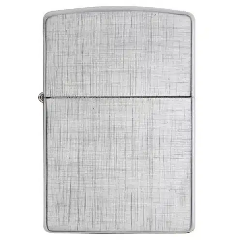 Presentamos el Encendedor Zippo Classic Linen Weave, un encendedor metálico plateado con una textura de tejido cepillado, con forma rectangular y una tapa con bisagras.