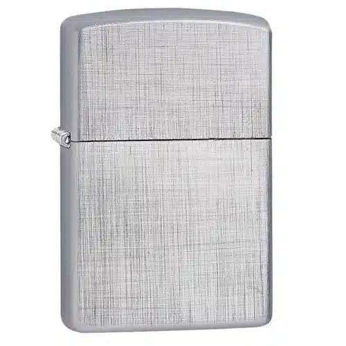 El encendedor Zippo Classic Linen Weave es un elegante encendedor de metal cepillado con forma rectangular y tapa con bisagra. Su superficie muestra el patrón clásico de tejido de lino de Zippo, lo que contribuye a su apariencia sofisticada. El producto se muestra en posición cerrada.