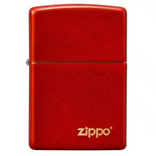 Un encendedor Zippo Classic Metallic de color rojo intenso con un acabado elegante y brillante y el logotipo dorado en la esquina inferior derecha. El encendedor está cerrado y colocado sobre un fondo blanco simple.
