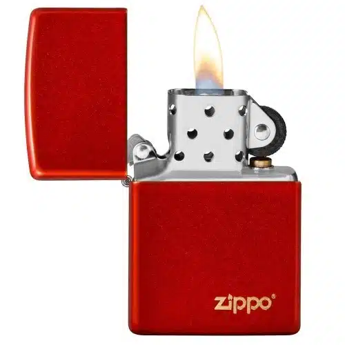 Un encendedor Zippo Classic Metallic Red Logo con la tapa abierta, que muestra una llama vibrante. El encendedor cuenta con un interior de acero inoxidable con la palabra "Zippo" elegantemente estampada en dorado en la parte frontal inferior.