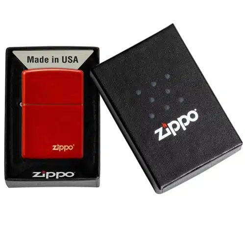 El encendedor Zippo Classic Metallic Red Logo se presenta elegantemente en una caja negra con la etiqueta "Made in USA". La tapa está colocada a un lado, mostrando el icónico logotipo metálico de Zippo.