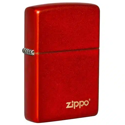 Encendedor Zippo Classic Metallic Red Logo de color rojo brillante con una bisagra plateada en el lateral y el icónico logotipo de Zippo en dorado en la parte inferior. El encendedor cuenta con un acabado suave y metálico.