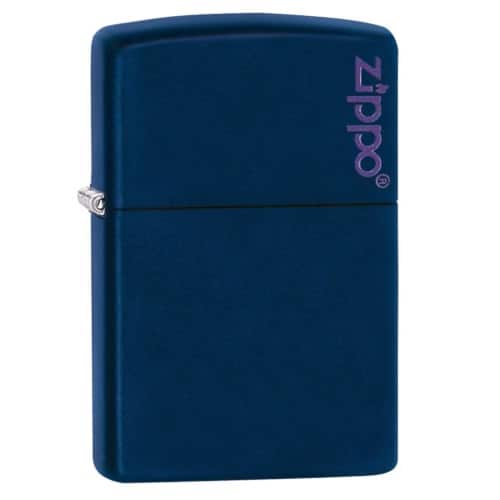 El Encendedor Zippo Classic Navy Matte Logo cerrado y vertical presenta un elegante acabado azul marino mate con el logotipo Zippo grabado en violeta cerca de la esquina superior derecha en el lado frontal.