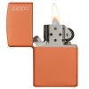Un encendedor Zippo Classic Orange Matte Logo encendido con la tapa abierta muestra una llama vibrante y un interior metálico, mientras que el acabado Classic Orange Matte resalta el icónico logotipo Zippo en la tapa.