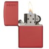 El encendedor Zippo Classic Red Matte Logo, que se muestra con la tapa abierta, revela una llama parpadeante sobre un fondo gris.
